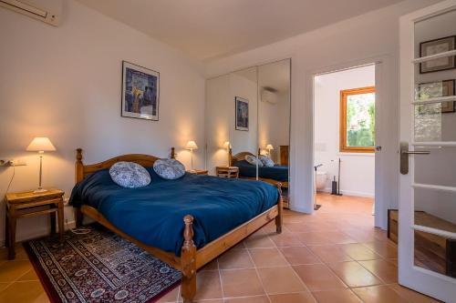 1 dormitorio con 1 cama azul en una habitación en T-8 TAMARIU 9PaX, en Tamariu