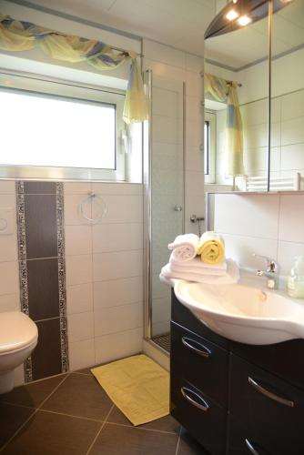 a bathroom with a sink and a shower at Ferienwohnung Haus Kotthoff in Cochem