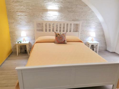 ein Schlafzimmer mit einem großen Bett mit zwei Tischen in der Unterkunft DG Sicily in Catania