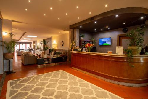 盧卡的住宿－Hotel Carignano，大堂设有等候室和候机台