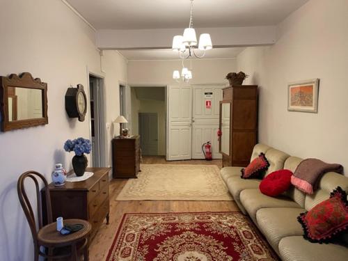 un soggiorno con un divano e un tavolo di El Requexu de Rales a Rales