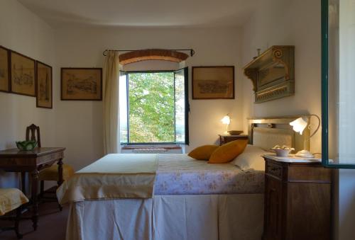 a bedroom with a large bed and a window at Bella di Ceciliano in Arezzo