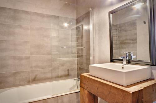 un baño con lavabo y ducha en Le ST Tropez, en Saint-Tropez