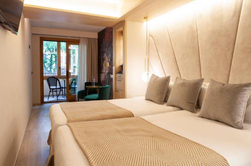 מיטה או מיטות בחדר ב-Nivia Born Boutique Hotel