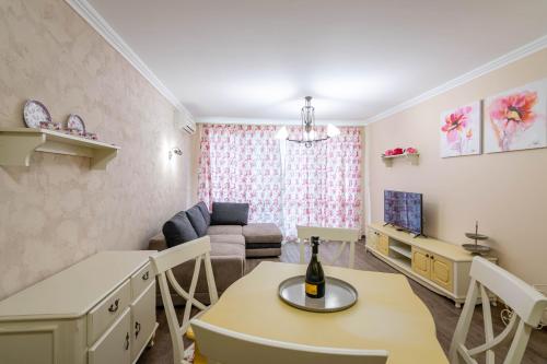 salon ze stołem i kanapą w obiekcie Provence Deluxe Apartment in Atia Resort w Czernomorcu