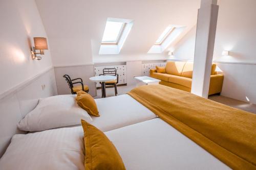 En eller flere senger på et rom på Hotel Olberg