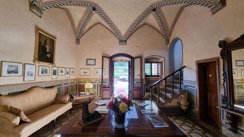 uma sala de estar com um sofá e uma mesa em Bella di Ceciliano em Arezzo