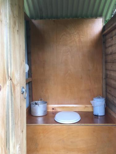 Kylpyhuone majoituspaikassa Cosy woodland off grid Shepherds Hut - Hazel