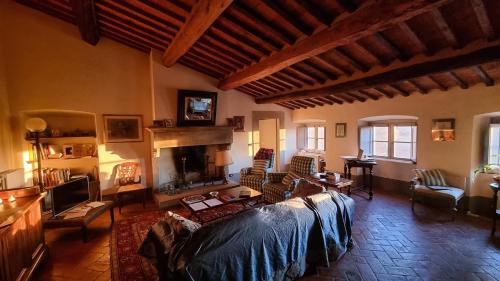 uma sala de estar com um sofá e uma lareira em Bella di Ceciliano em Arezzo