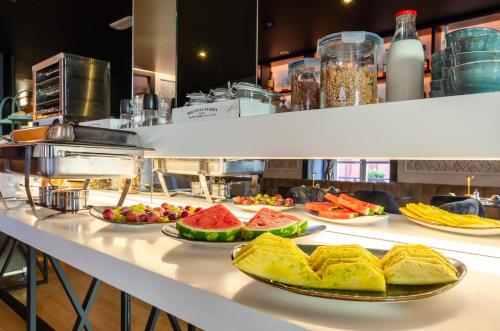 um bufê com pratos de comida em um balcão em Lx Boutique Hotel em Lisboa