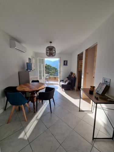 un salon avec une table et des chaises en bois dans l'établissement Casa Sant'Antone, à Furiani