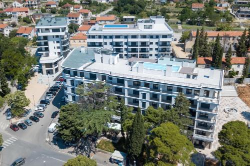 Басейн в Harmony Suite або поблизу