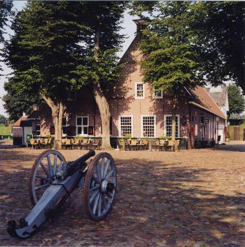 a cannon sitting in front of a building at Hotel Vesting Bourtange in Bourtange