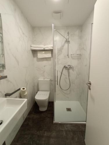 Bilik mandi di Hotel Mariquito