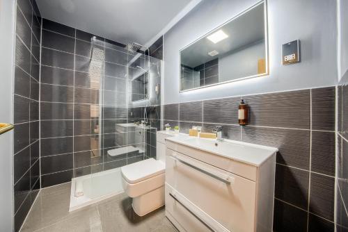 a bathroom with a tub, toilet and sink at Grosvenor Hotel in Stratford-upon-Avon