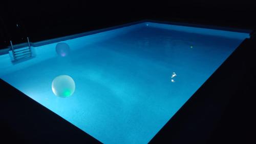 una piscina con tres bolas en el agua en Albergue Multiaventura Active Andalucia, en Almodóvar del Río