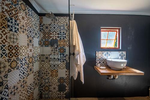 諾丁漢路的住宿－Falling Waters，一间带水槽和淋浴的浴室