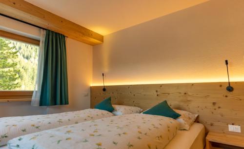 a bedroom with two beds and a window at Chalet Fisti in La Villa