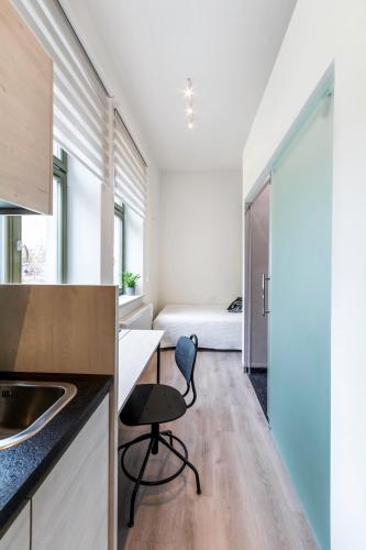 Una cama o camas en una habitación de Lofty Kampus Garnizon