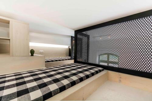 Una cama o camas en una habitación de Lofty Kampus Garnizon
