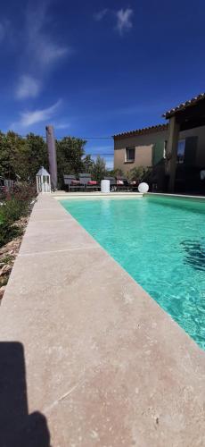 une ombre d'une personne prenant une photo d'une piscine dans l'établissement LA MAISON DU PONT DU GARD, à Vers-Pont-du-Gard