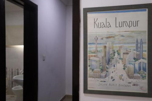 ein Bild vom kuala lumpur Schild an der Wand in der Unterkunft Events & Suites in Abuja