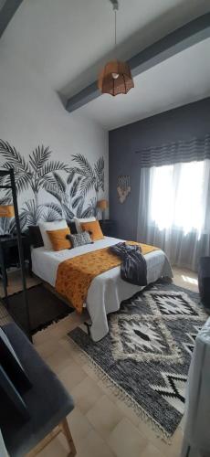 une chambre avec un grand lit et un tapis dans l'établissement LA MAISON DU PONT DU GARD, à Vers-Pont-du-Gard