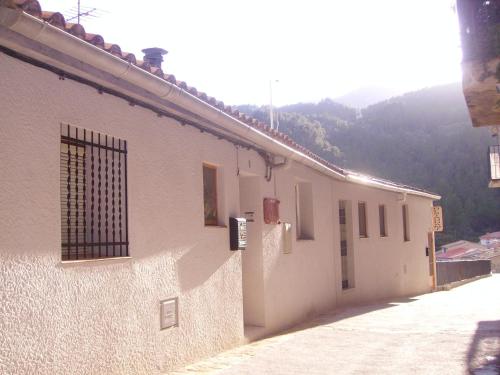a building with a gate on the side of it at Ca les Barberes in Paúls