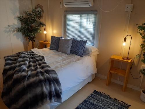 Ein Bett oder Betten in einem Zimmer der Unterkunft Rosenhof Nut Hut Cottage