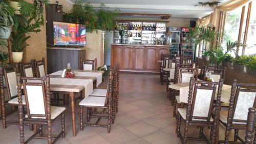 A restaurant or other place to eat at Hotel Morska Zvezda