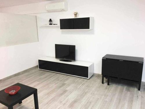 En TV eller et underholdningssystem på Apartment La Gavina Beach Barcelona Airport