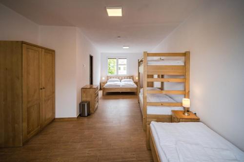 Habitación con 2 literas y pasillo con 2 camas en Apartmány pod Pajrekem, en Nýrsko