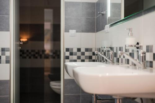 łazienka z 2 umywalkami i toaletą w obiekcie Apartmány pod Pajrekem w mieście Nýrsko