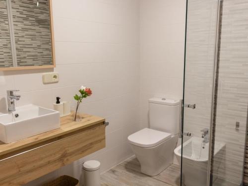 A bathroom at Housingcoruña sada playa