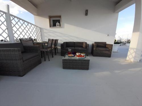 un patio con divani, tavolo e sedie di Alla Vista Del Barocco a Lecce