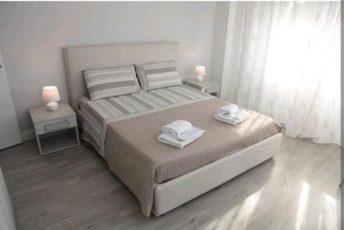 萊切的住宿－Alla Vista Del Barocco，一间卧室配有一张大床和两条毛巾