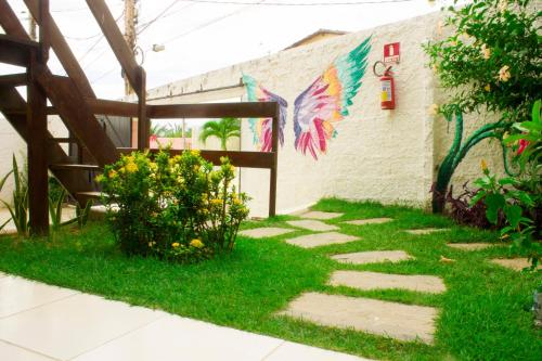 Ein Garten an der Unterkunft Pousada Brisa da Canoa