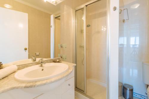 een badkamer met een wastafel en een douche bij Apartment Sleepy Hollow in Carvoeiro