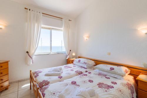 een slaapkamer met een bed en een raam bij Apartment Sleepy Hollow in Carvoeiro