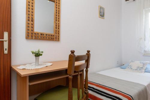A 1 - apt near beach with patio parking and grill