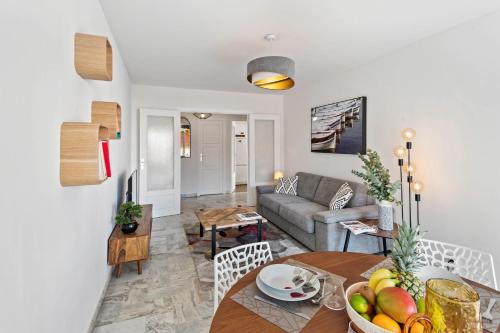 un salon avec une table et un canapé dans l'établissement Majestic Apartment, à Cannes