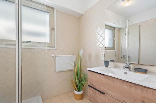 une salle de bain avec un lavabo et une douche dans l'établissement Majestic Apartment, à Cannes