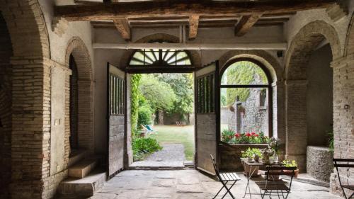 uma porta aberta para um edifício de tijolos com um pátio em Palazzo Donati em Mercatello sul Metauro