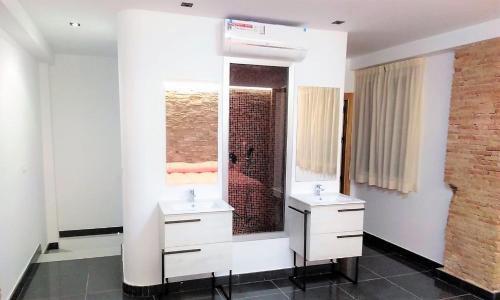 Bilik mandi di COMPLEJO RURAL TORRES Y NAVAS