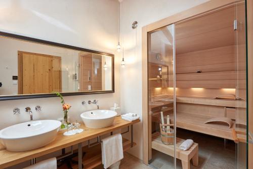 Ett badrum på Das Achental Resort