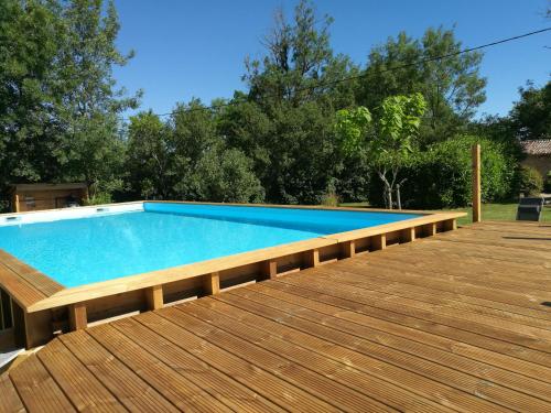 - une piscine au-dessus d'une terrasse en bois dans l'établissement Domaine Audubert, à Saint-Antonin