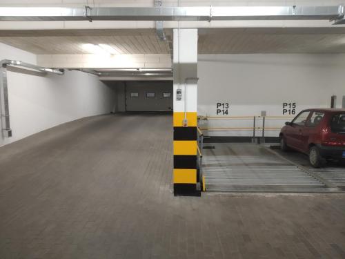 トルンにあるApartment Konopnickiej - PARKING FREEの駐車場(車を駐車)