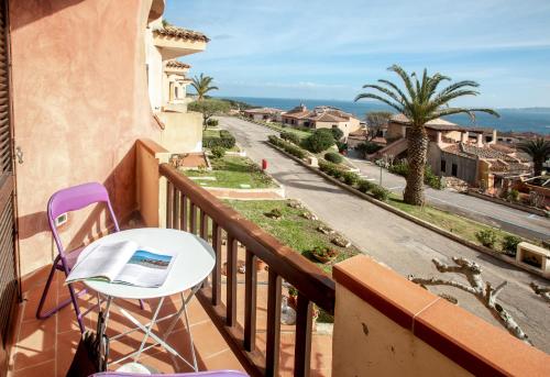 a balcony with a table and a view of a street at Residence La Marmorata in Santa Teresa Gallura