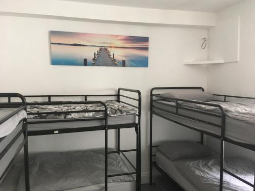 מיטה או מיטות קומותיים בחדר ב-Palace Surf Lodge