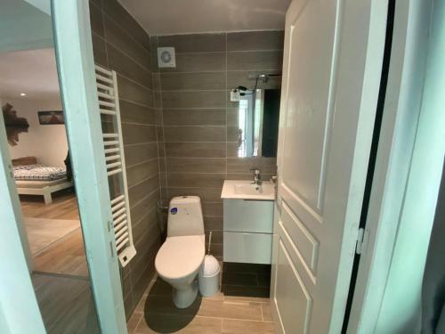 een kleine badkamer met een toilet en een wastafel bij Chata Stanislav in Doksy